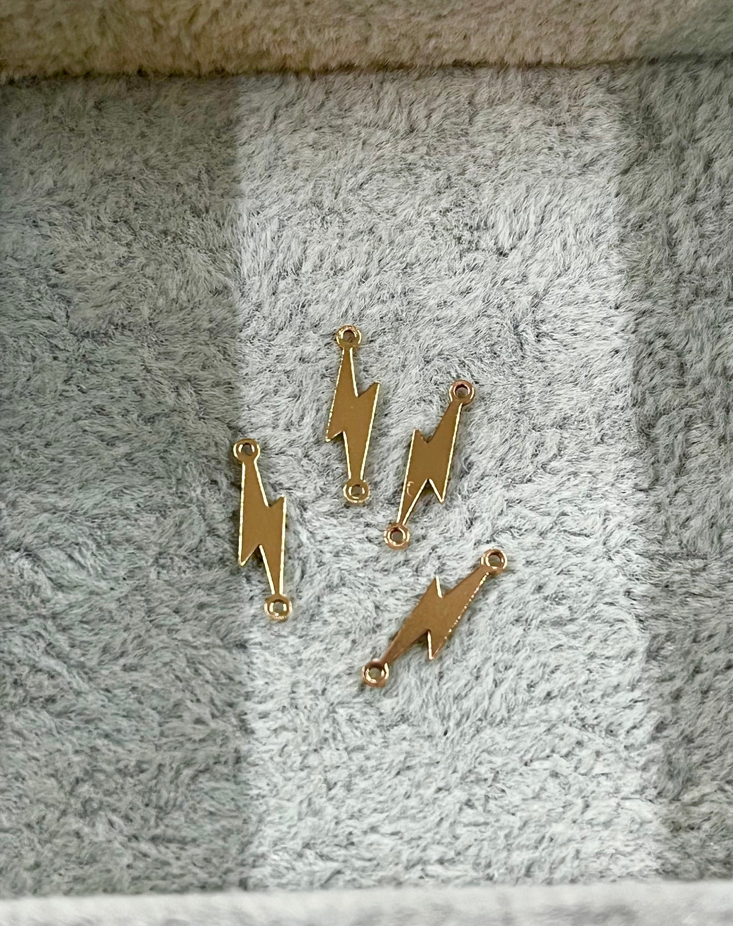 Lightning bolt Connector